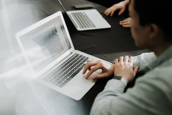 Les meilleurs sites et blogs pour rester à jour sur les tendances High-Tech